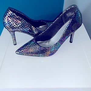 Fluorescent metallic snakeskin point toe pump with 3 inch heel